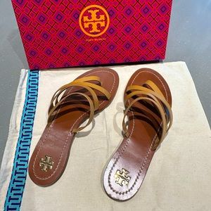 Tory Burch flat sandal in blonde. Size 10